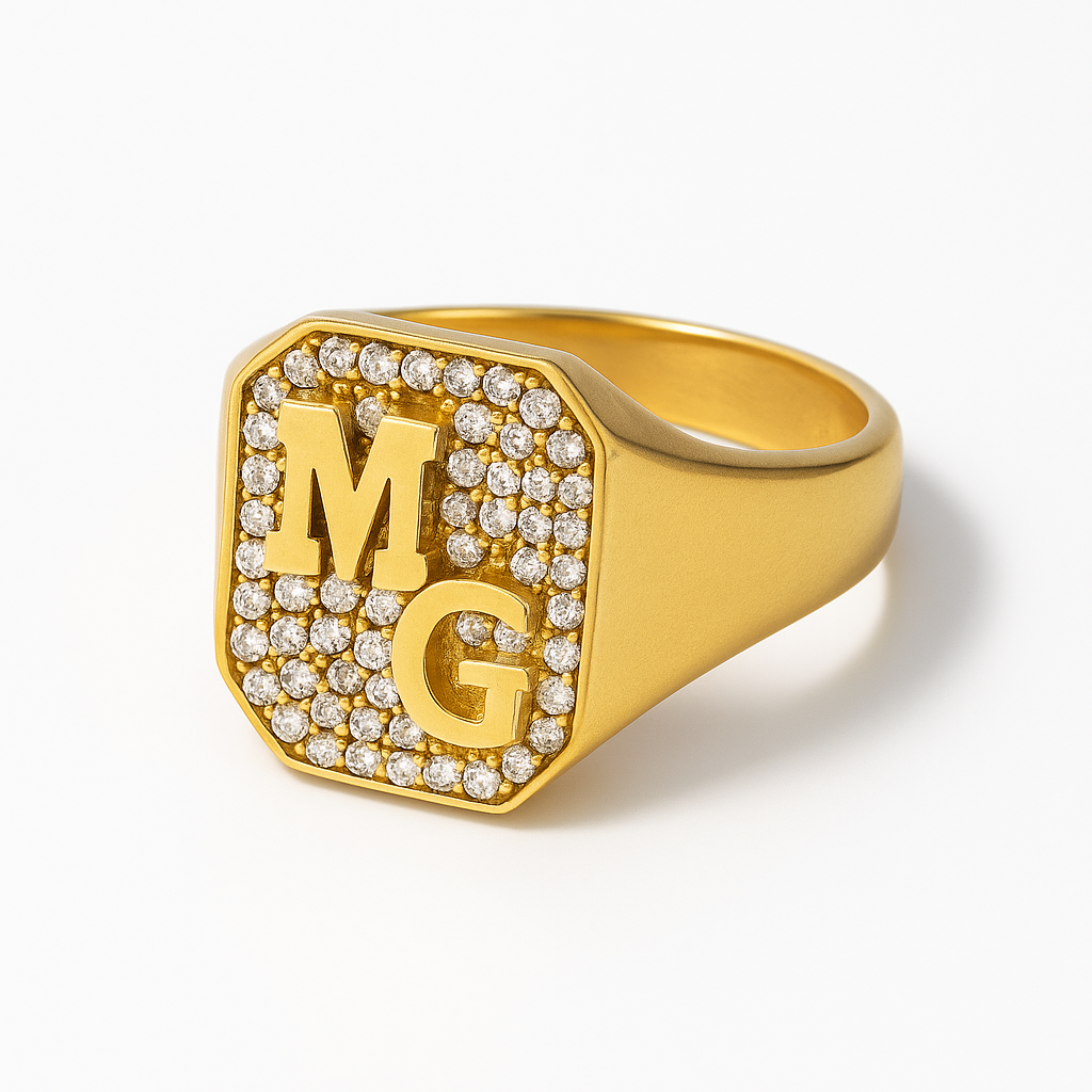 Close-up view of 14k gold signet ring showing white diamond details and initial customization options
טבעת חותם זהב 14 קראט עם יהלומים לבנים ואותיות מותאמות אישית מעיצוב מיה גלר - תכשיטי יוקרה