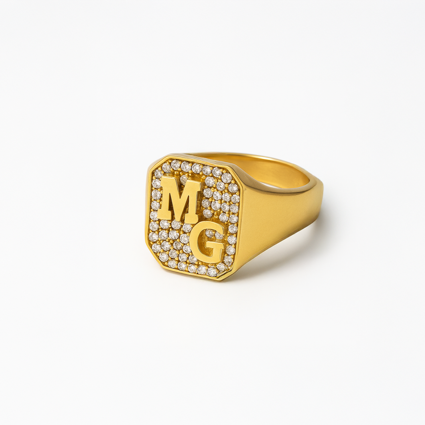 14k gold signet ring with white diamonds and custom initials by Maya Geller - luxury personalized jewelry.
טבעת חותם זהב 14 קראט עם יהלומים לבנים ואותיות מותאמות אישית בעיצוב מיה גלר - תכשיטי יוקרה