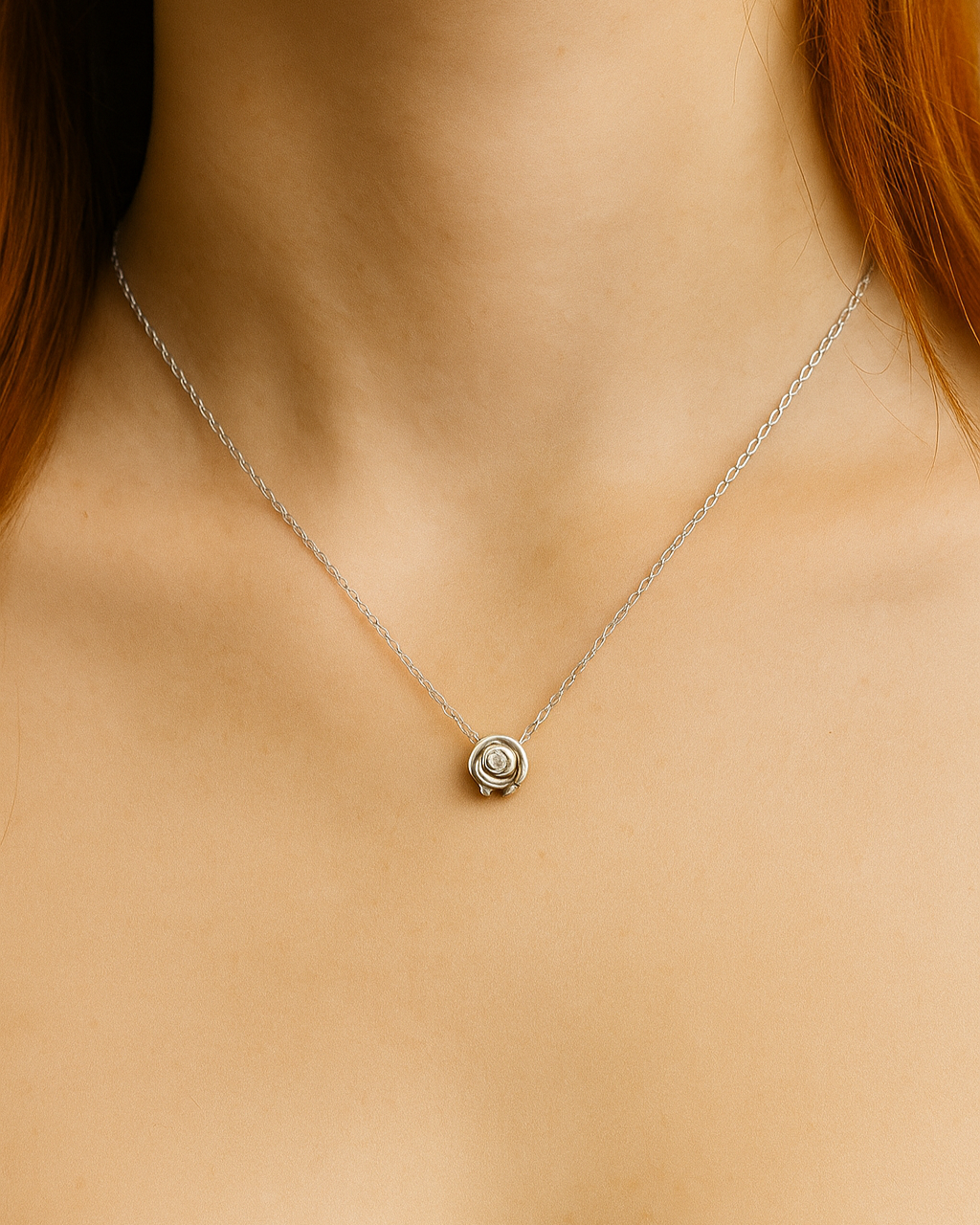 silver rose necklace by maya geller
שרשרת כסף עם תליון פרח בעיצוב מיה גלר.