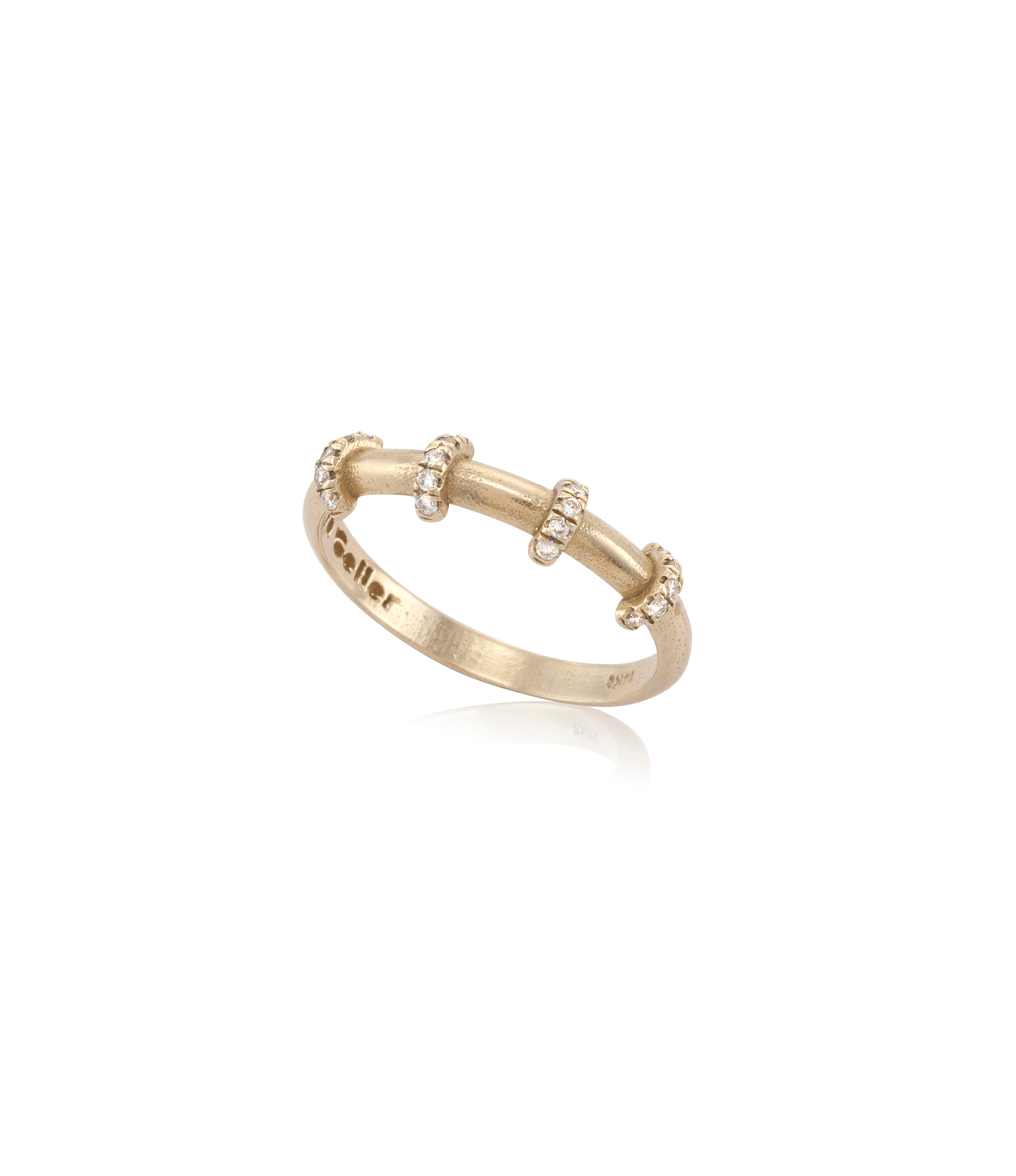 טבעת זהב עדינה משובצת יהלומים קטנים gold band ring diamonds