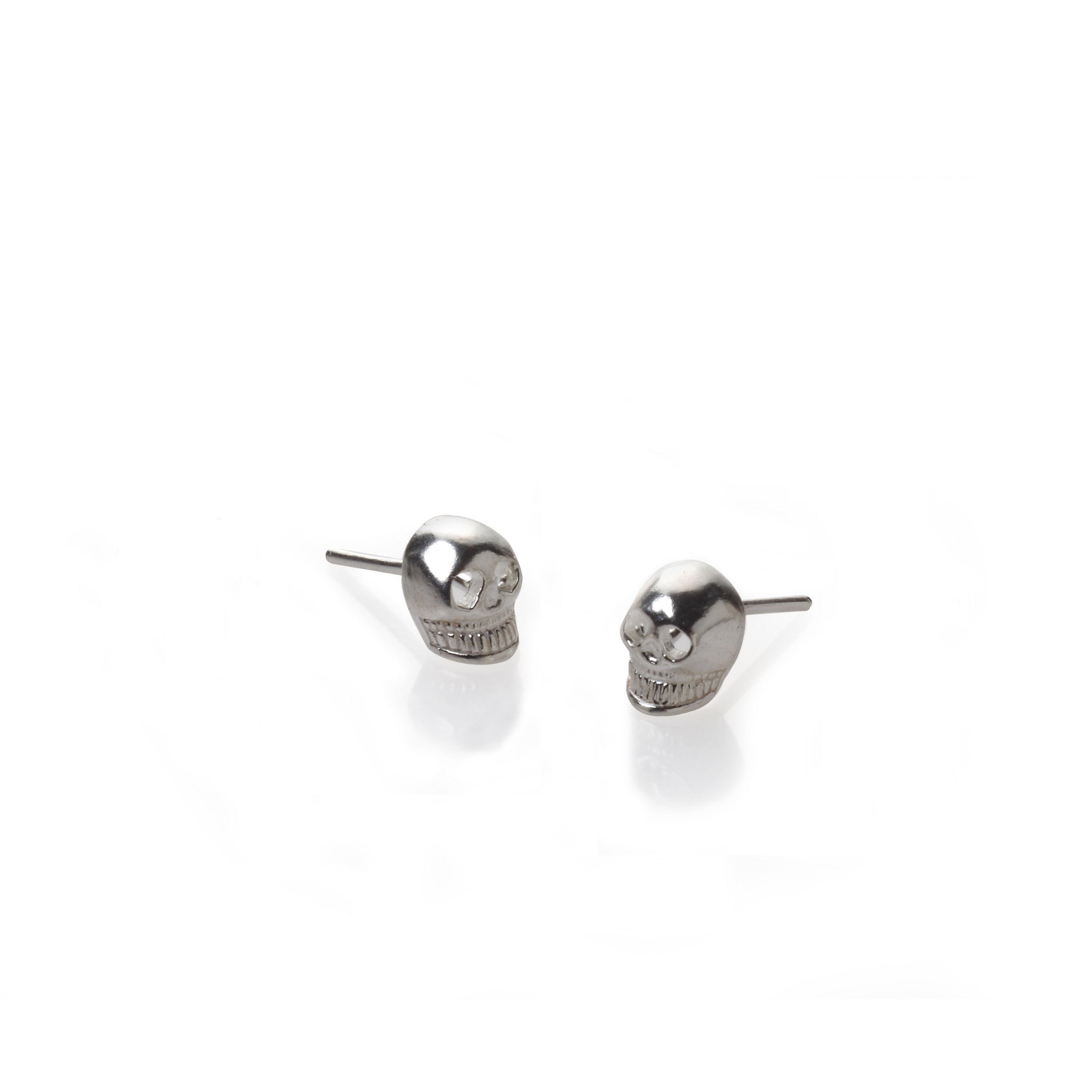 silver skull studs earrings. עגילי גולגלות כסף