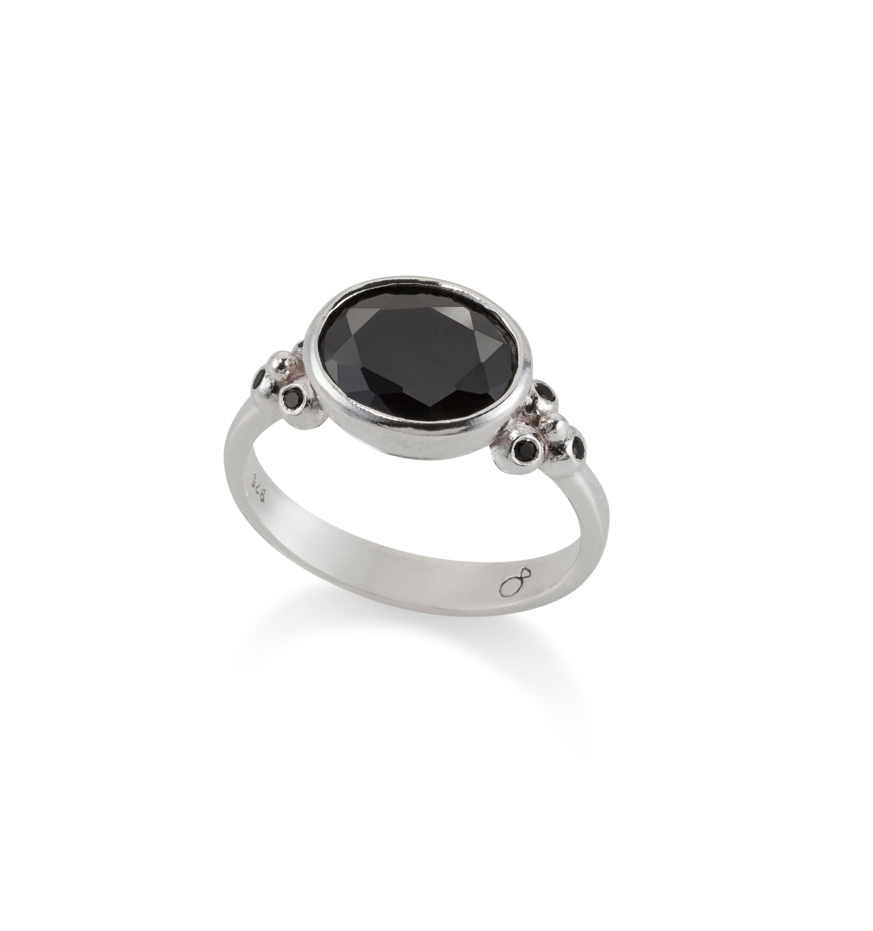 טבעת כסף אבן שחורה. silver ring black stone. מיה גלר טבעות כסף. מיה גלר טבעות. מאיה גלר תכשיטים