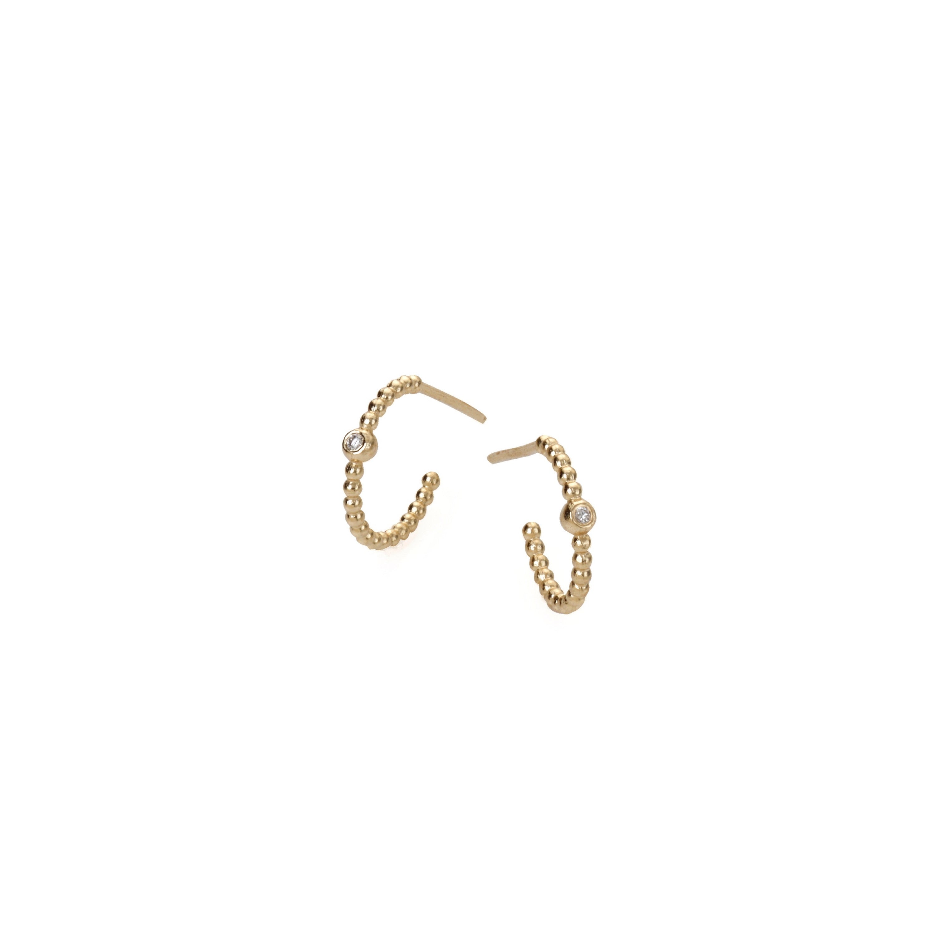 עגילי חישוק זהב קטנים עם יהלום. small gold hoops earrings small diamond