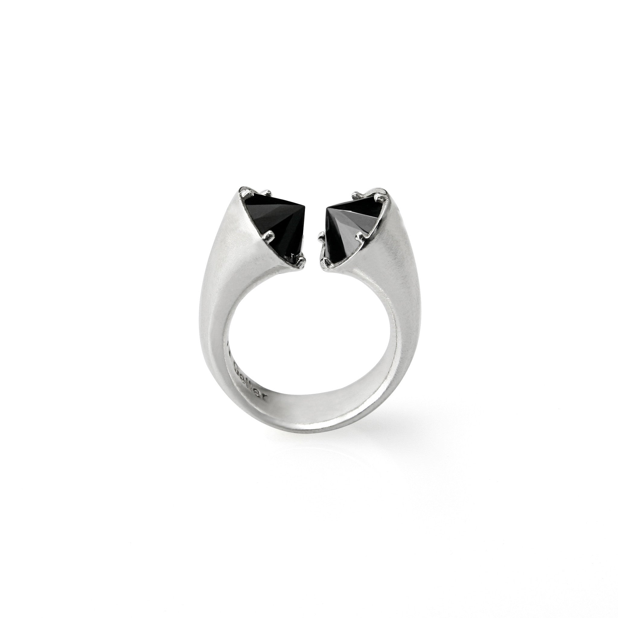 טבעת כסף פתוחה אבנים. open silver ring black stones. טבעת שופר כסף מיה גלר. מיה גלר טבעות. מאיה גלר תכשיטים. Maya Geller jewelry design.