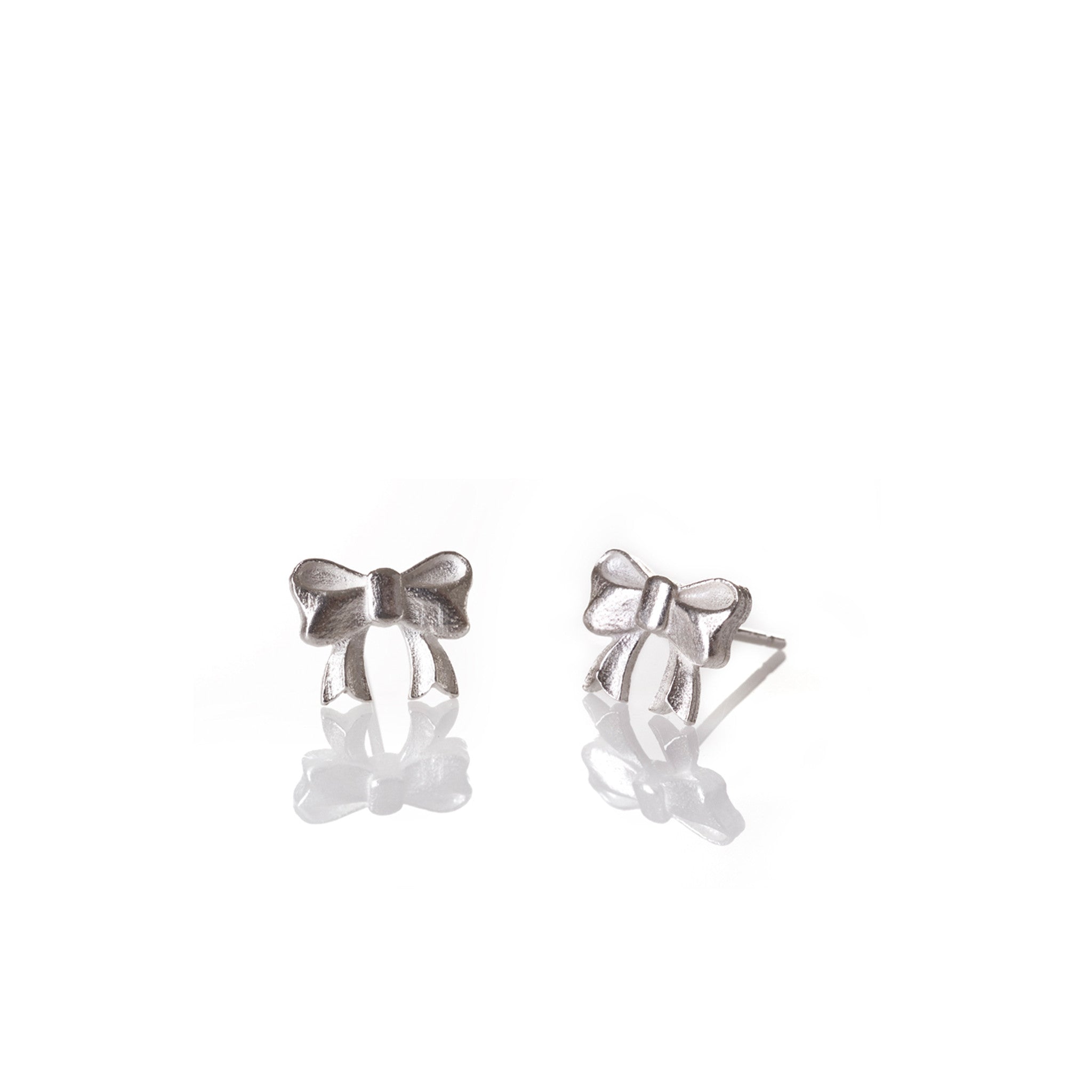 עגילי פפיון כסף. עגילי כסף צמודים-  silver studs bow earrings. מיה גלר עגילים צמודים. silver earrings. silver cute earrings.