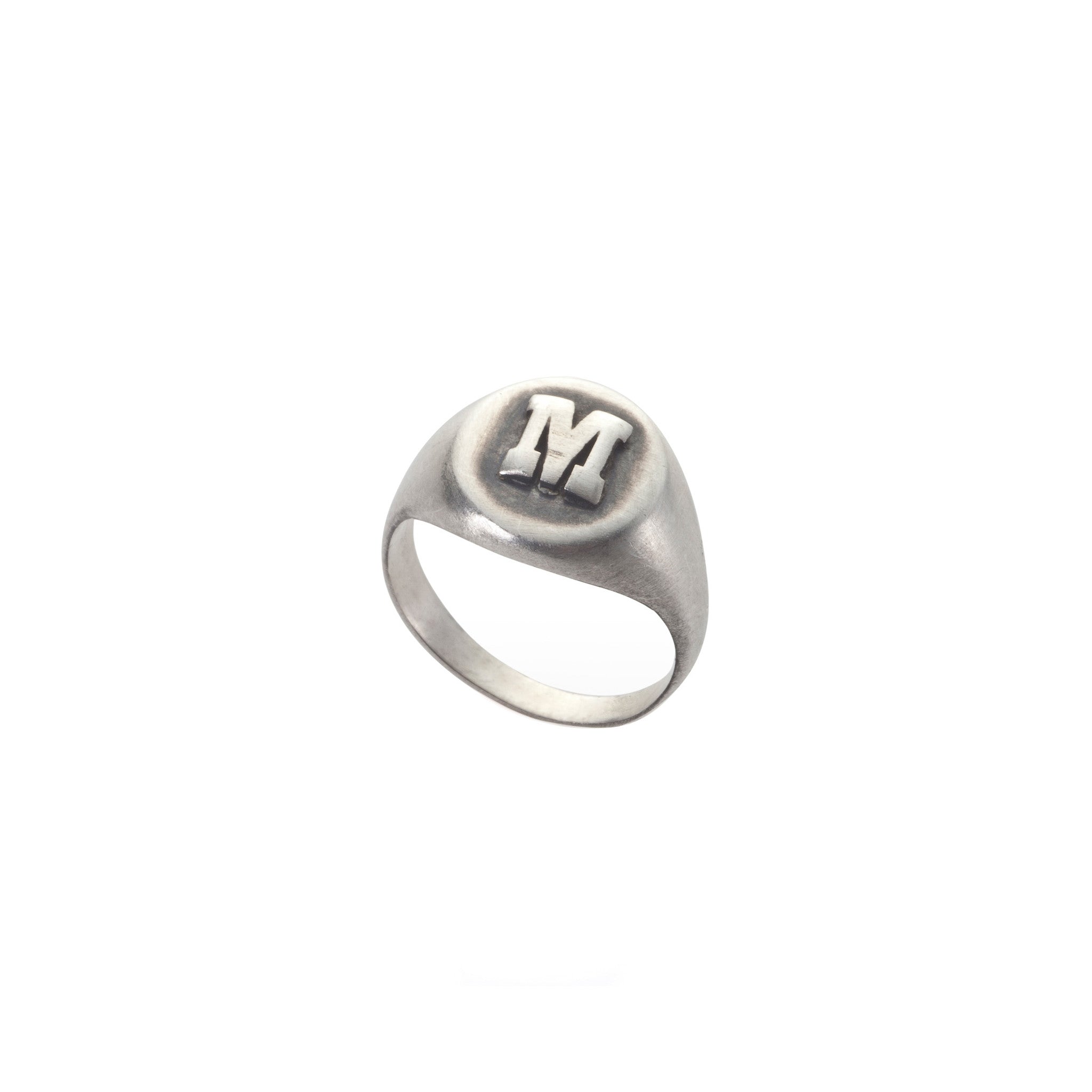 silver pinky ring wth a letter maya geller
טבעת חותם כסף לזרת עם אות