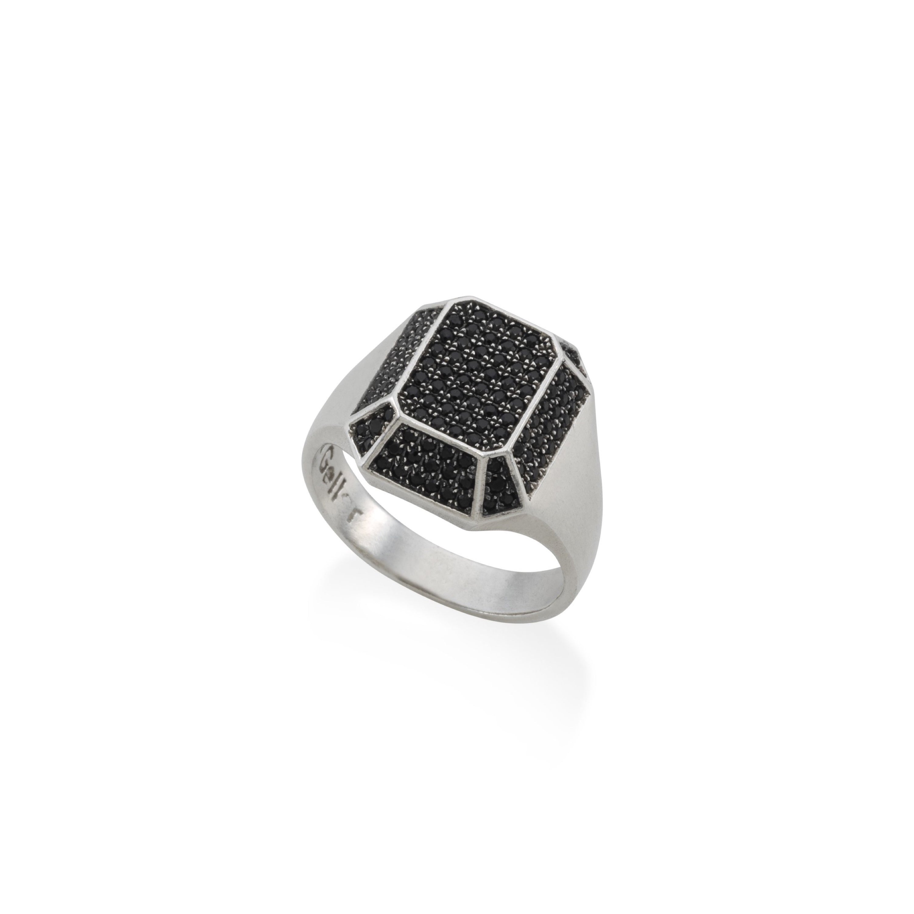 silver signet ring blak stones. טבעת חותם כסף משובצת אבנים שחורות. Maya Geller.מיה גלר. מאיה גלר