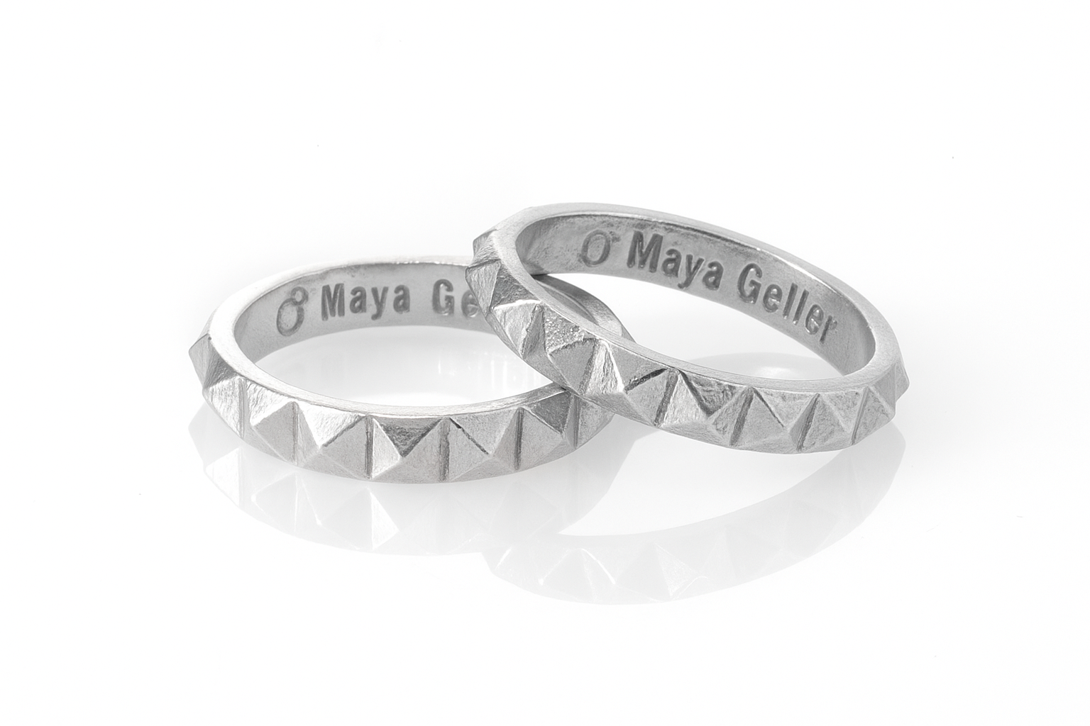 925 silver studs pyramids ring. silver studs ring. טבעת ניטים כסף. מיה גלר. מאיה גלר תכשיטים. טבעות כסף, תכשיטי כסף.