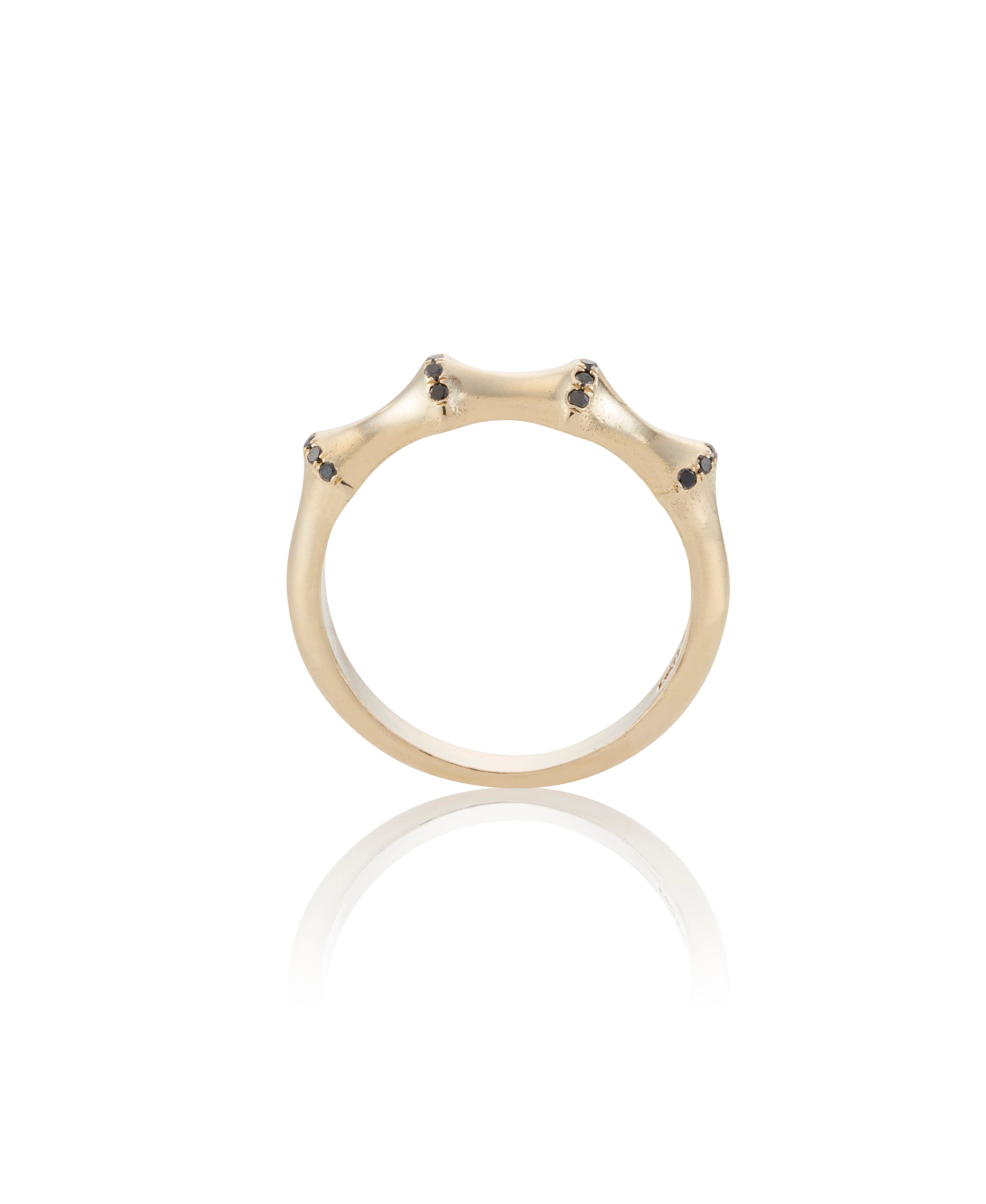 טבעת זהב יהלומים שחורים. gold ring black diamonds. 14k gold ring black diamonds side view. maya geller