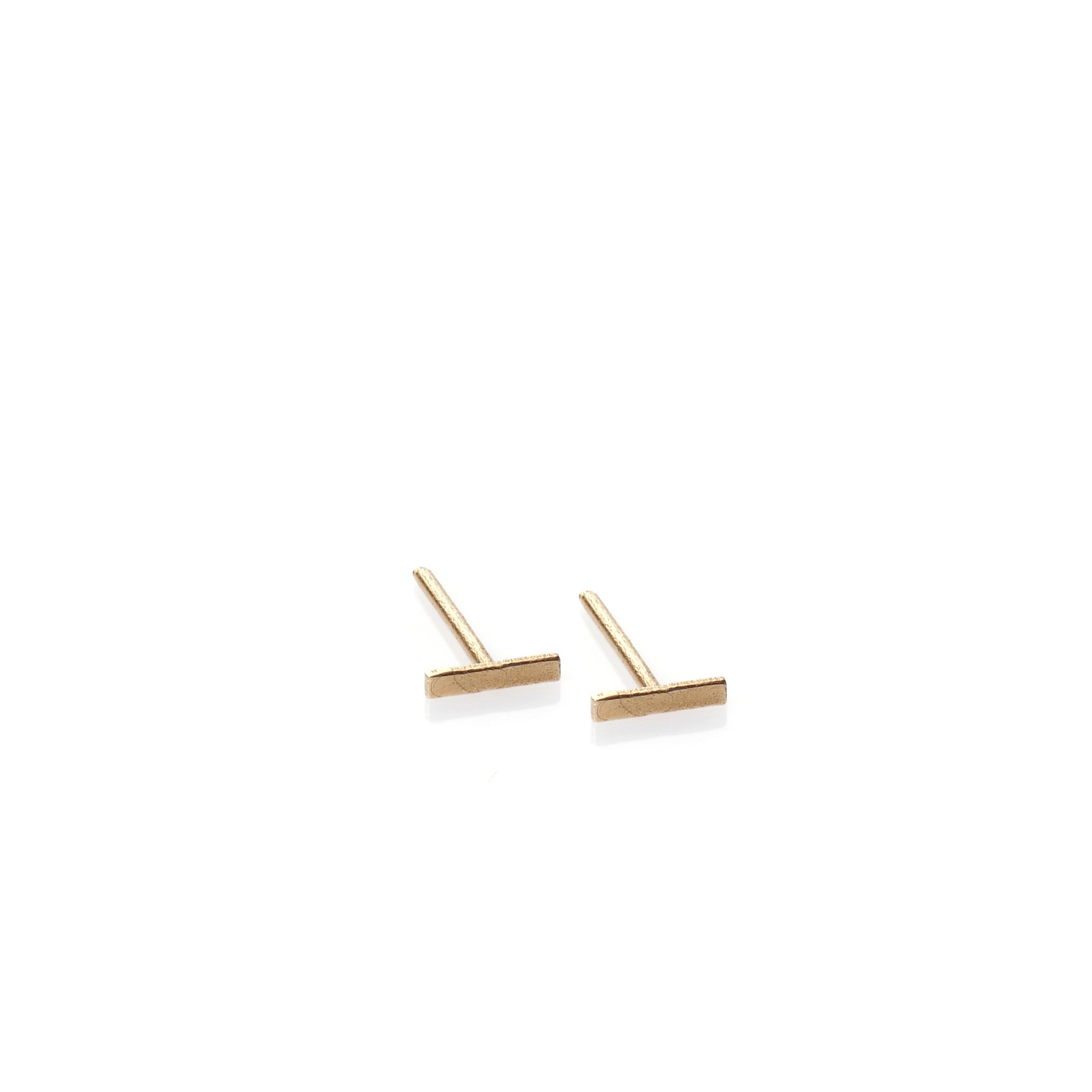  14k gold stripe earrings Maya Geller. עגילי זהב פס צמודים. מאיה גלר תכשיטים. מיה גלר תכשיטים.