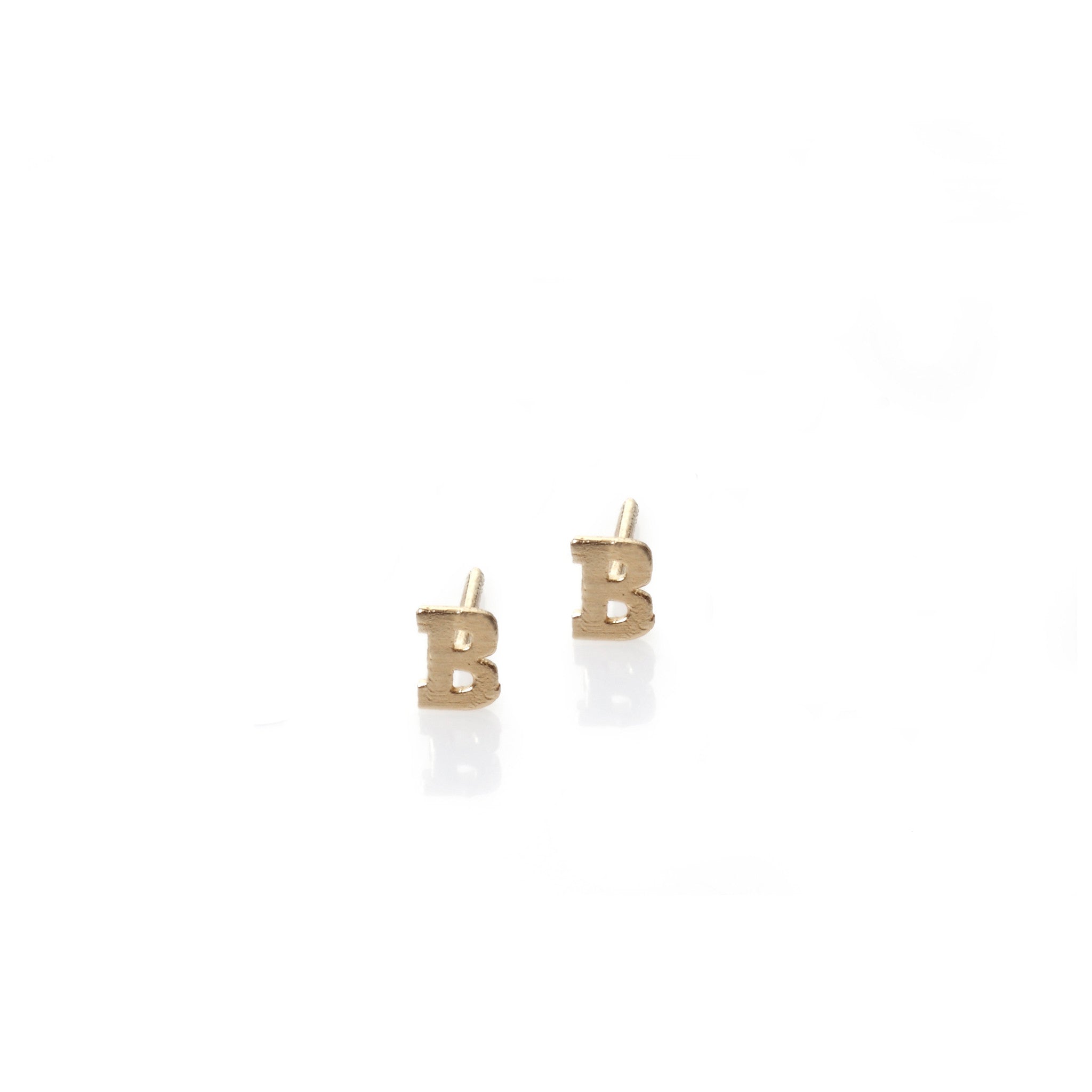 gold studs letter earrings. עגילי זהב אות